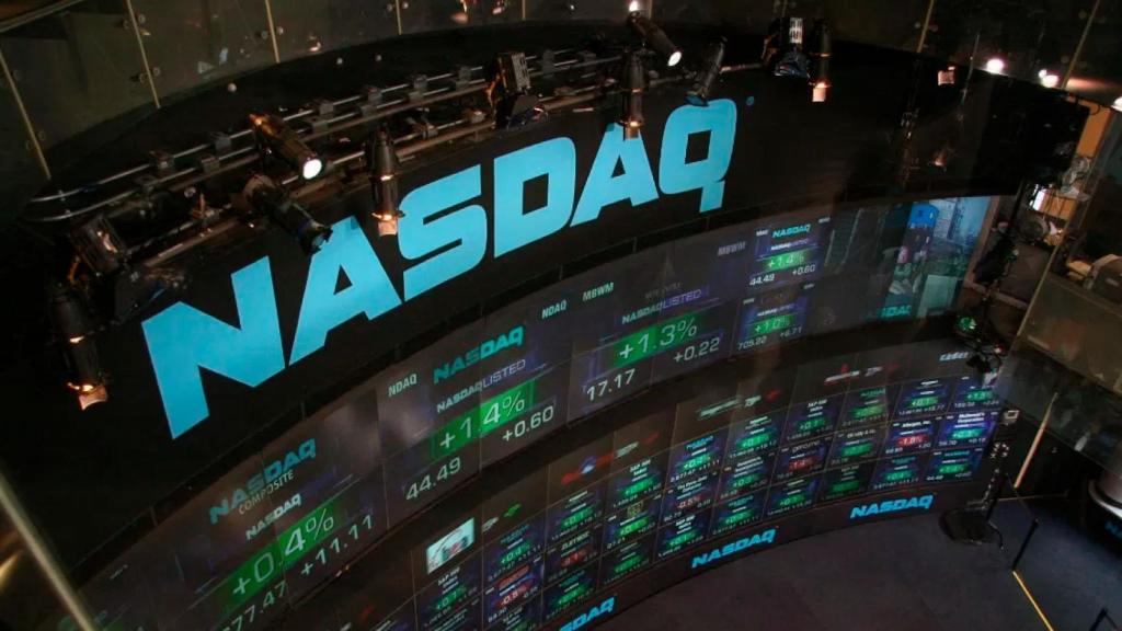 Pantallas con el índice NASDAQ / OINKOINK