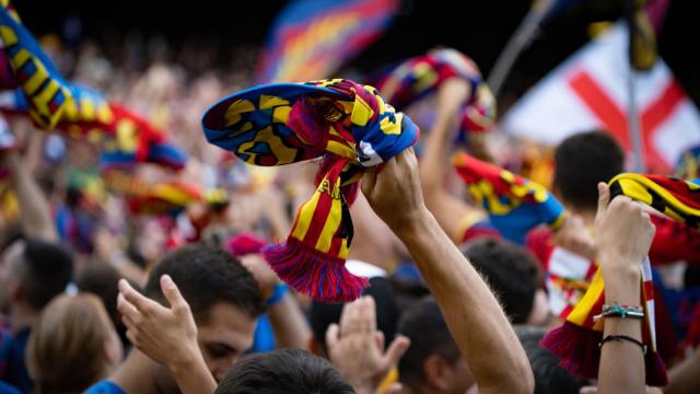 Aficionados del Barça en el partido de Liga contra el Elche / LUIS MIGUEL AÑÓN (CG)