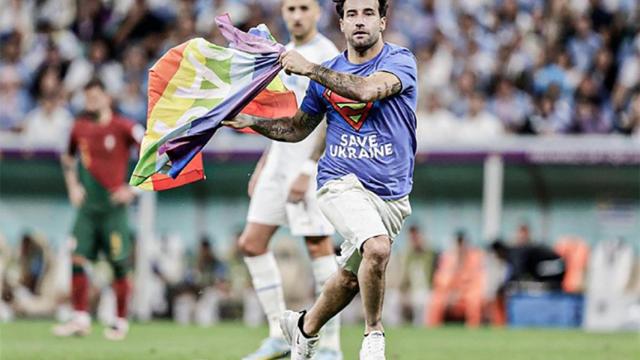 El espontáneo que interrumpió el Portugal Uruguay con un triple mensaje reivindicativo / REDES