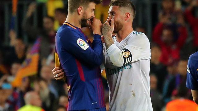 Piqué y Ramos dialogan tras un Barça-Real Madrid / EFE