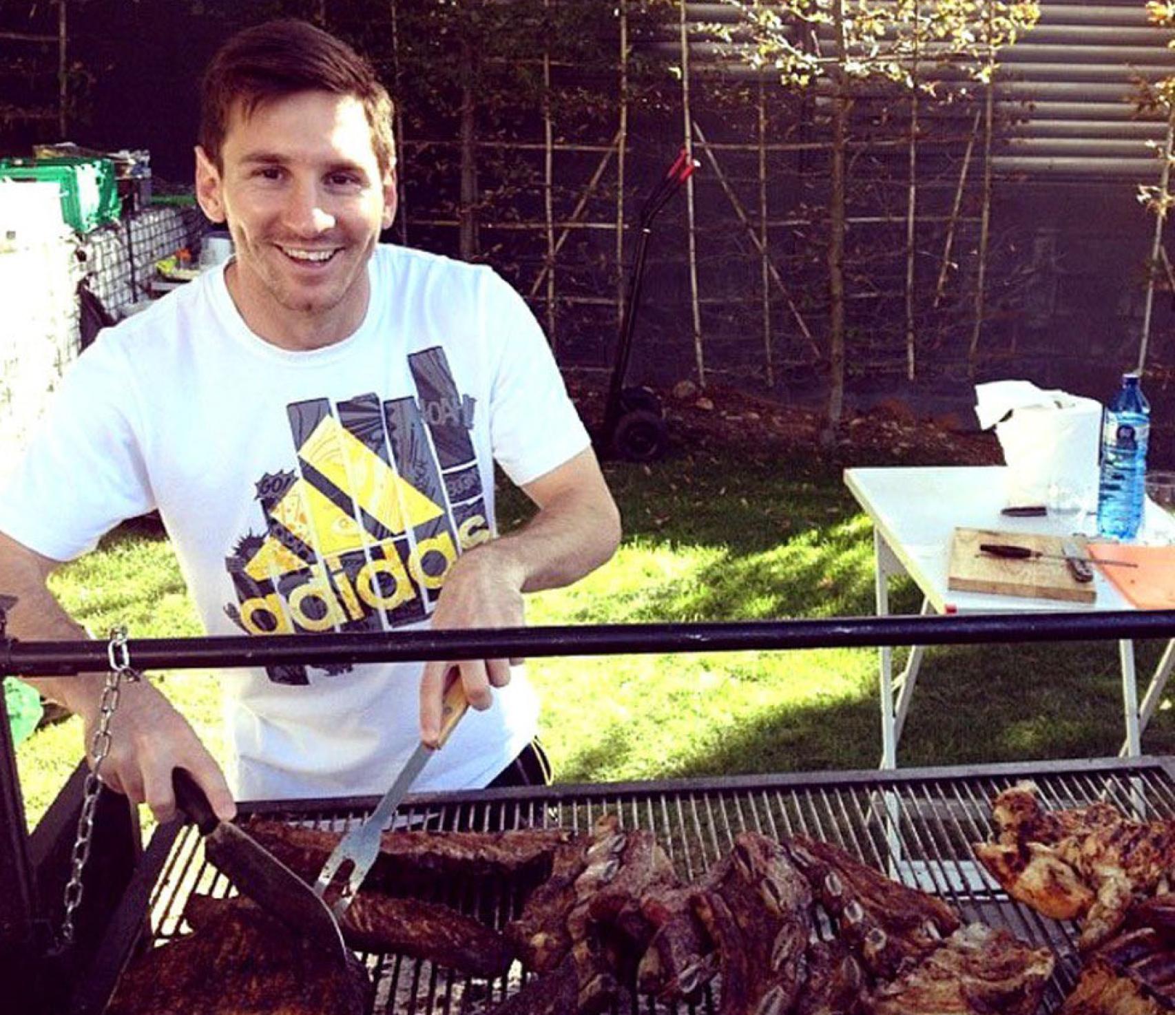 Leo Messi a la barbacoa al seu jardí amb els jugadors del Barça / XARXES