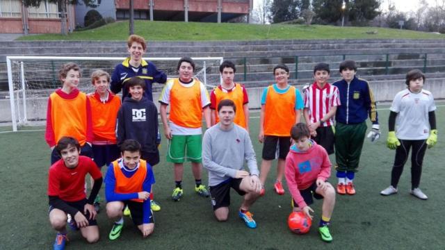 Imagen de un equipo de fútbol juvenil promocionado por la asociación Negubide