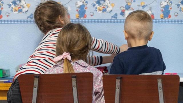 Unos niños atareados en el aula  / CEDIDA