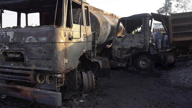 La escena de la gran explosión mortal causada por el choque de un camión cisterna en Sierra Leona / MOHAMED KONNEH - EPA