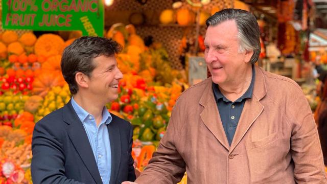 Jordi Mas y Salvador Capdevila en el mercado de la Boqueria de Barcelona / BOQUERIA - INTERMEDIA