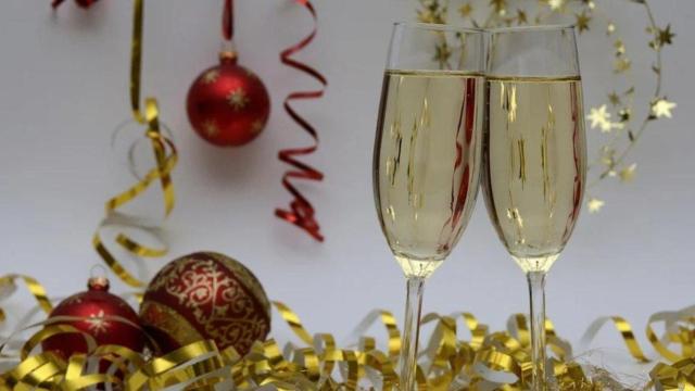 Dos copas de cava durante una celebración de la Navidad / PIXABAY