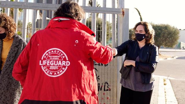 Ada Colau, alcaldesa de Barcelona, en un acto con Oscar Camps, de Open Arms / AJBCN