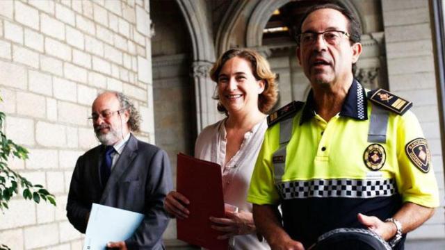 Ada Colau (c), alcaldesa de Barcelona; Evelio Vázquez, jefe de la Guardia Urbana (d) y Amadeu Recasens (i), comisionado de Seguridad / EFE