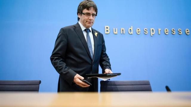 Carles Puigdemont, expresidente de la Generalitat, toma asiento a su llegada a una rueda de prensa en Berlín en la que ha admitido que no cuenta con el apoyo de ningún estado europeo / EFE