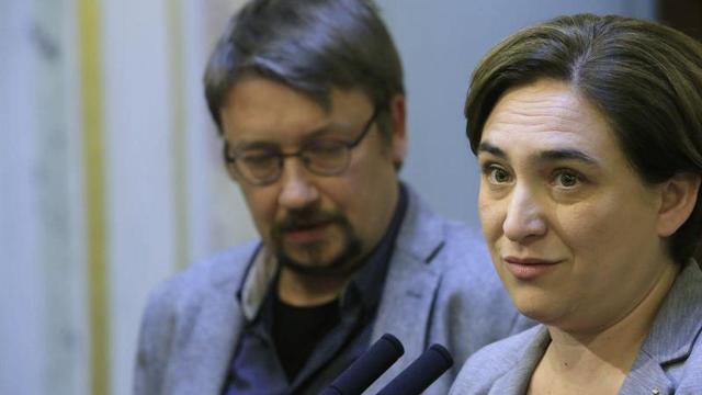 La alcaldesa de Barcelona, Ada Colau (d), junto al portavoz de En Comú Podem, Xavier Domènech (i) / EFE