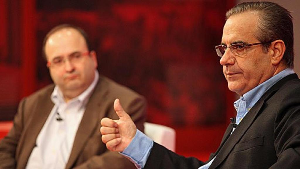 El presidente del Consejo Nacional del PSC, Celestino Corbacho; al fondo, Miquel Iceta