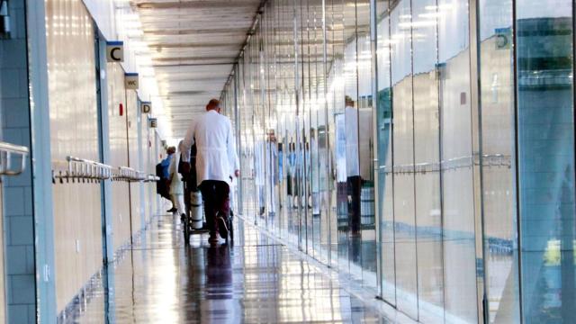 Imagen de un médico en un pasillo del Hospital del Mar de Barcelona, donde murió un albanés que fue repatriado a su país, sin corazón / CG