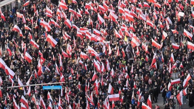 Decenas de miles de personas en la protesta celebrada en Varsovia (Polonia) por la guerra migratoria en al frontera con Bielorrusia / LESZEK SZYMANSKI (EFE)