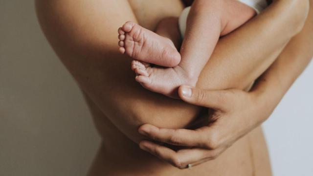 Mujer con su hijo recién nacido, estrenando la maternidad / FREEPIK