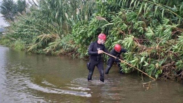 Dos agentes en la búsqueda del bebé lanzado al Besòs / BOMBERS
