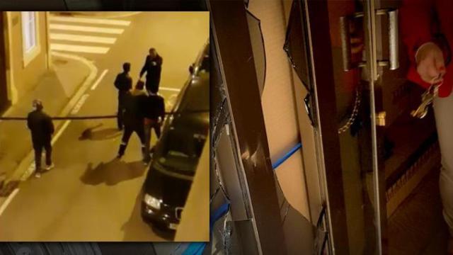 Imagen de la pelea a martillazos y los cristales de la puerta del vecino de la Barceloneta rotos / CG