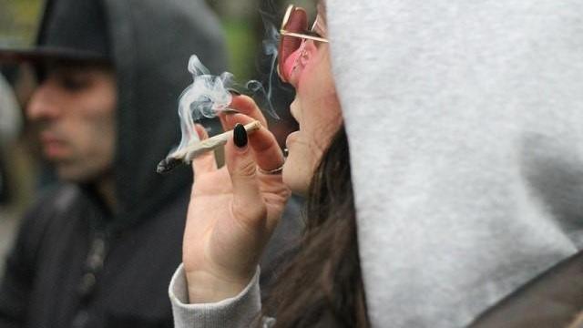 Un estudio demuestra que las mujeres son menos propensas a probar el cannabis, pero son más adictas