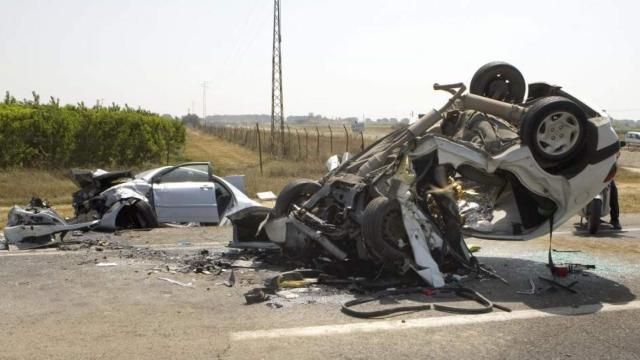 Dos coches después de sufrir un accidente de tráfico / EFE