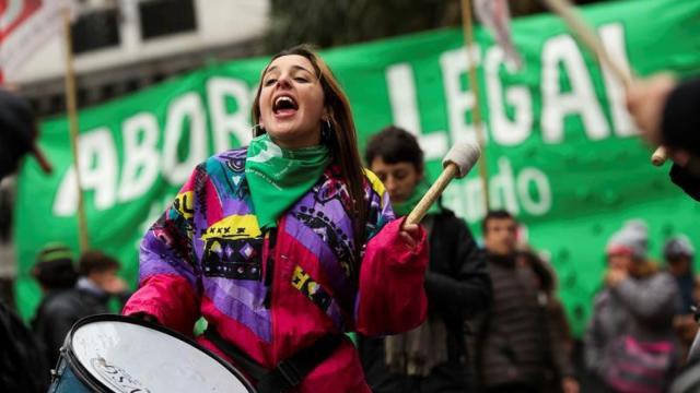 Una manifestante a favor del aborto en las inmediaciones del Congreso en Buenos Aires, Argentina / EFE