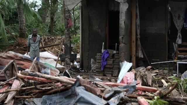Un hombre observa los escombros en su casa en Les Cayes (Haití) el jueves, tras el paso del huracán Matthew / EFE