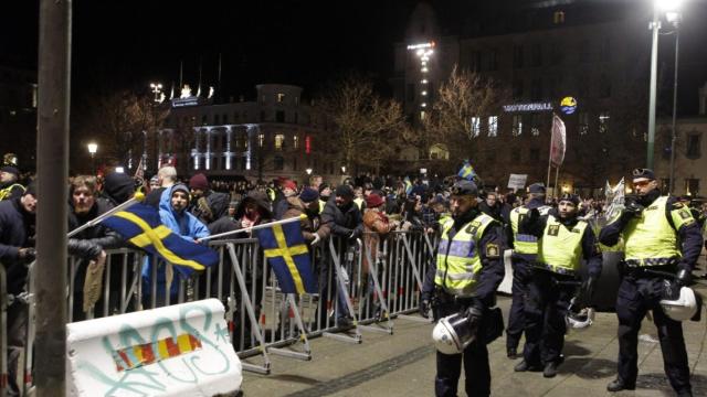 Policia sueca vigila los participantes en una manifestación islamofóbica a principios del verano / EFE