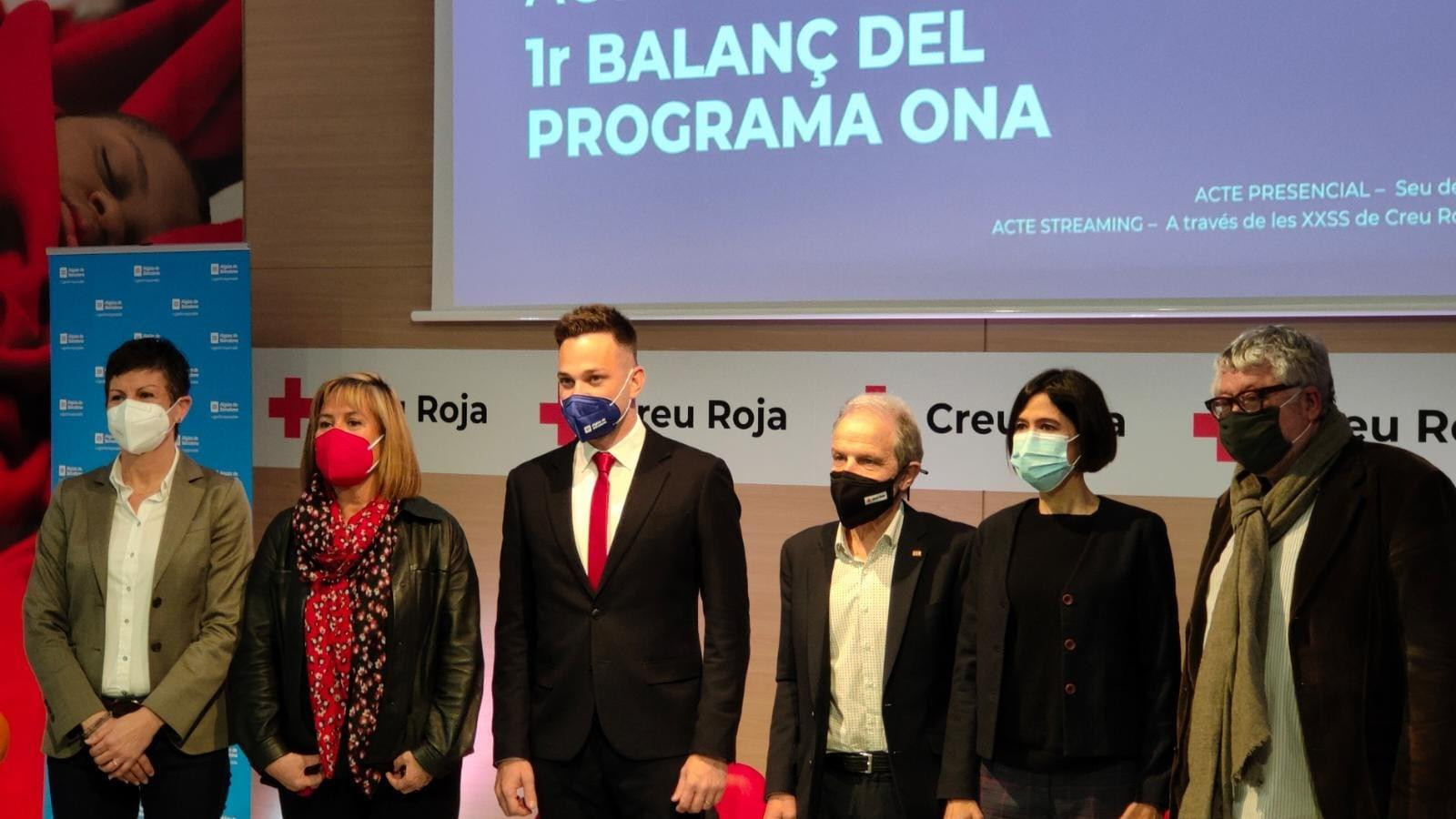 De izquierda a derecha, en la presentación del programa ONA: Filo Cañete, alcaldesa de Sant Adrià del Besos; Núria Marín, de L'Hospitalet; Felipe Campos, consejero delegado de Aigües de Barcelona; Josep Quitet, presidente de Cruz Roja en Cataluña; Núria Parlón, de Santa Coloma de Gramenet; y Antonio Balmón, de Cornellà / CM - CG