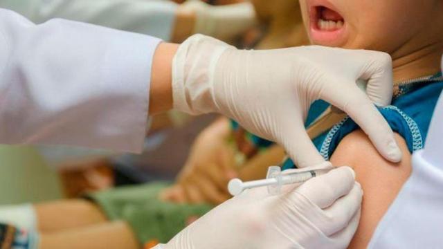 Una enfermera vacuna a un niño / EFE