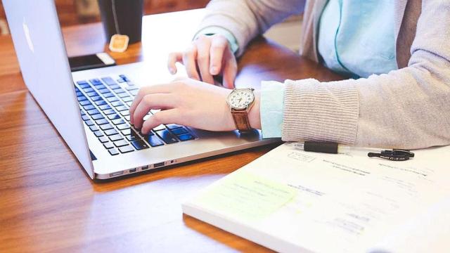 La digitalización permite a una mujer hace trámites notariales por internet / PIXABAY