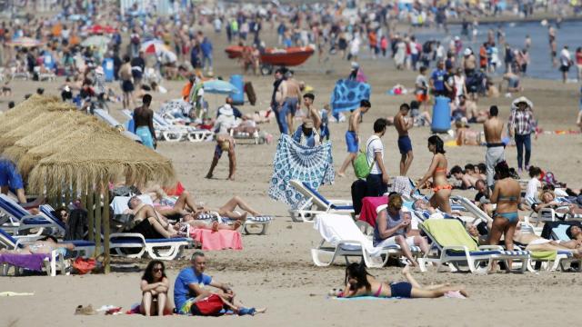 Turistas en la playa de la Malvarrosa (Valencia) durante esta Semana Santa / EFE