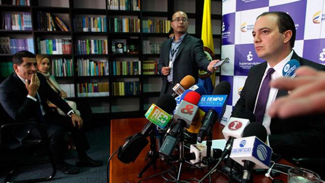 El superintendente de Servicios Públicos de Colombia, José Miguel Mendoza (d), habla en una rueda de prensa, escuchado por el gobernador del departamento colombiano de Bolívar, Dumek Turbay (i), el martes 14 de marzo de 2017, en Bogotá (Colombia) / EFE