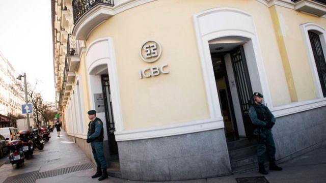 Dos Guardias Civiles custodian la entrada del banco ICBC en Madrid durante la Operación Sombra / EFE