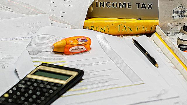 Calculadora, facturas y libros para hacer la declaración de la renta