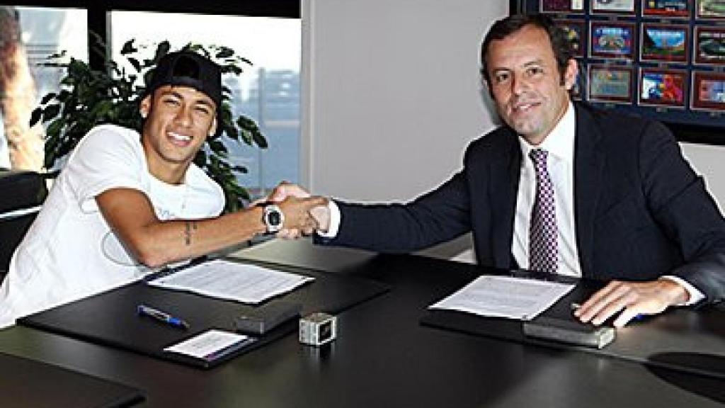 Neymar y Rosell, tras la firma del contrato