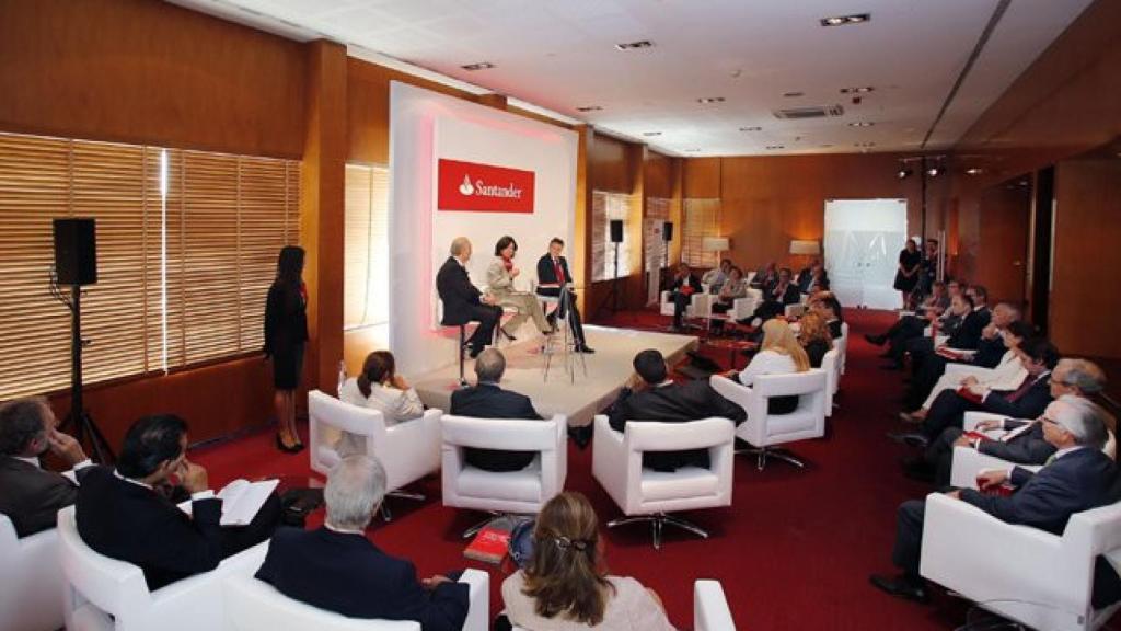Ana Botín, acompañada por el director general y responsable de Santander España, Enrique García Candelas, y por el director territorial, Luis Herrero Borque, durante un encuentro con empresarios en Cataluña.