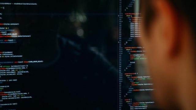 Una persona se enfrenta a un ordenador protegido contra la ciberdelincuencia / EP