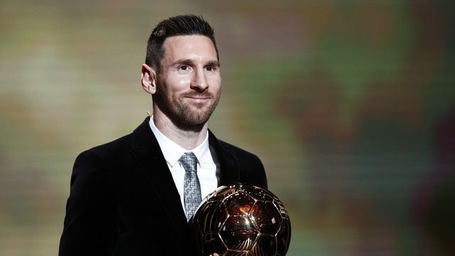 Messi, levantando el Balón de Oro | EFE