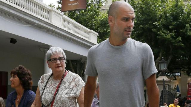 Dolors Sala junto a su hijo Pep Guardiola / EFE