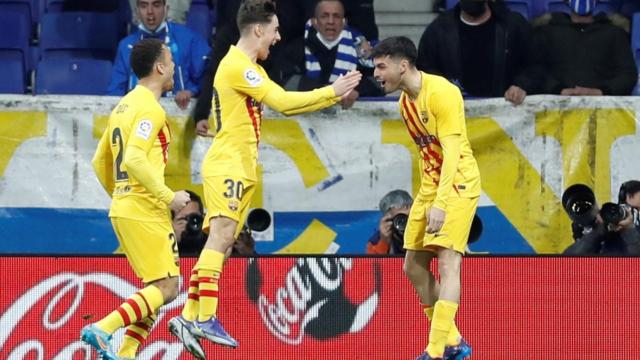 Dest, Gavi y Pedri, celebrando el primer gol del derbi / EFE
