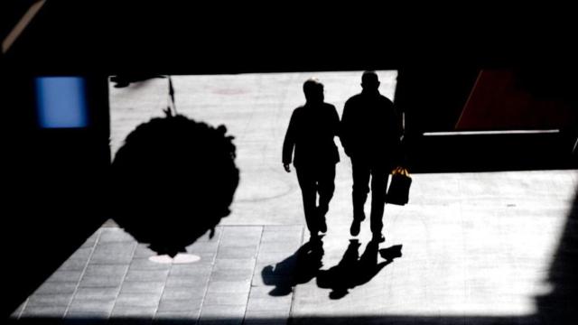 Dos personas compran en uno de los ejes comerciales de Barcelona Oberta / EFE