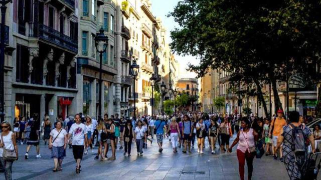 Portal de l'Àngel, la calle con mayor actividad comercial de Barcelona y que ha sido uno de los tractores de la economía catalana, ahora menos dinámica que la de Madrid / CG