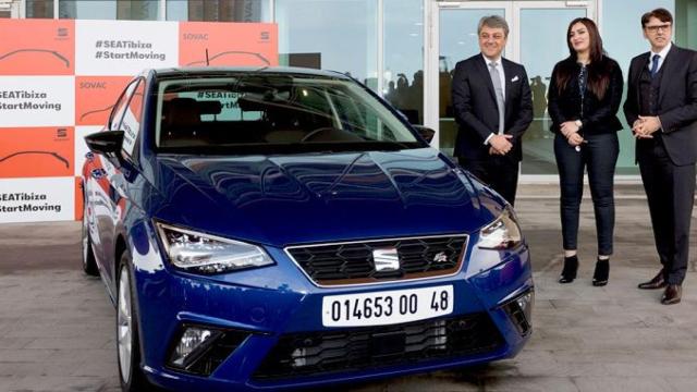 Luca de Meo (i), presidente de Seat, con los responsables de la planta multimarca que el grupo Volkswagen abrió en Argelia en verano / SEAT