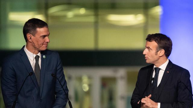 El presidente del Gobierno de España, Pedro Sánchez, y el presidente de la República Francesa, Emmanuel Macron, quienes se reunirán en Barcelona en enero, durante la Cumbre Euromediterránea EU-MED9 / ROBERTO PLAZA - EUROPA PRESS