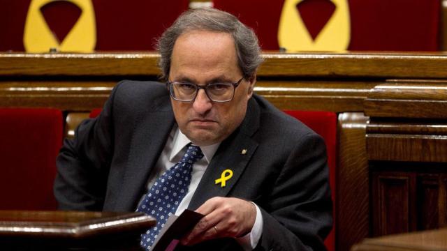 Quim Torra, presidente de la Generalitat, durante un pleno en el Parlamento con otros diputados catalanes / EFE