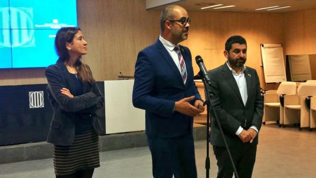 La alcaldesa de Santa Coloma, Núria Parlon, y los consejeros de Interior y de Trabajo, Asuntos Sociales y Familias, Miquel Busch y Chakir El Homrani / @InteriorCAT
