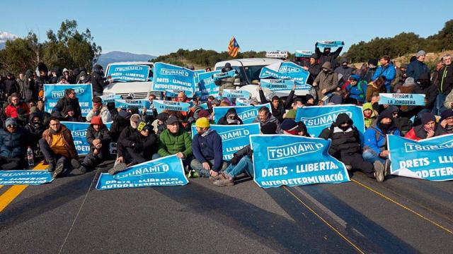 Tsunami Democràtic en un corte de carretera / EFE