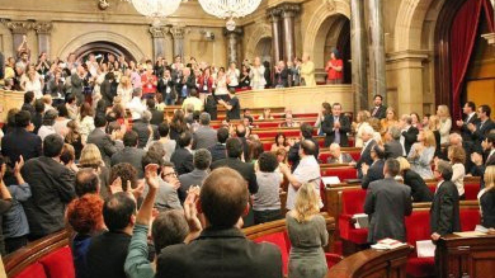Los diputados autonómicos aplauden a la tribuna de invitados, donde se encontraban miembros de entidades gays y lesbianas, después de aprobarse la ley contra la homofobia.