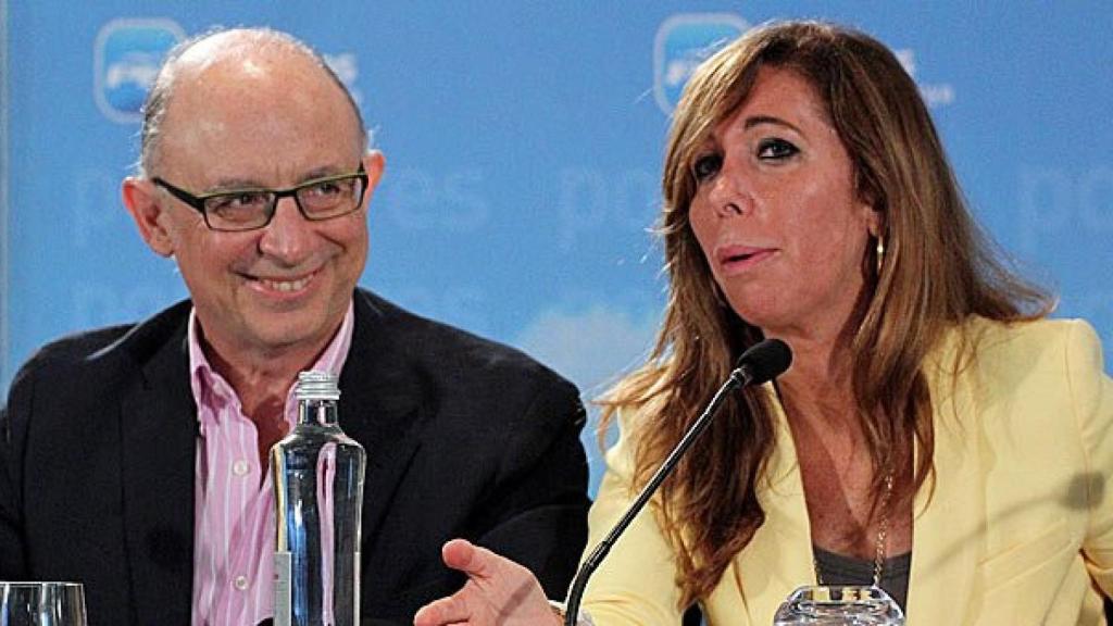 El ministro de Hacienda y Administraciones Públicas, Cristóbal Montoro, y la presidenta del PP catalán, Alicia Sánchez-Camacho