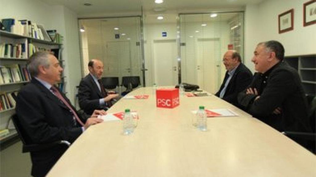 Los líderes de PSC y PSOE, Pere Navarro y Alfredo Pérez Rubalcaba, reunidos con los secretarios generales de UGT y CCOO de Cataluña, Josep Maria Álvarez y Joan Carles Gallego