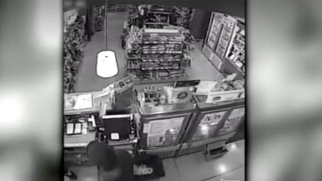 Atraco en una gasolinera, como los perpetrados por dos ladrones en siete establecimientos de Girona / MOSSOS D'ESQUADRA