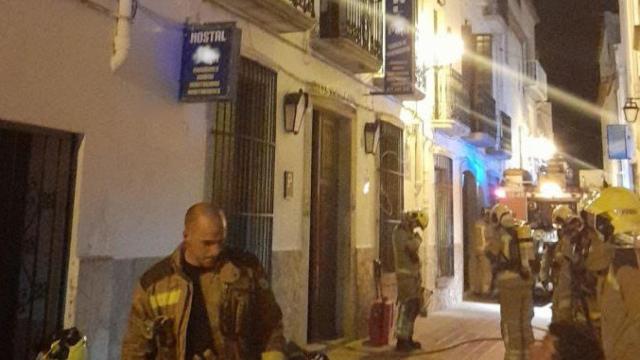 Seis dotaciones de bomberos han trabajado en la extinción del fuego en las tres habitaciones afectadas / BOMBERS